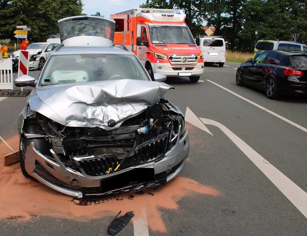 Stemwede: Zwei Verletzte nach Kollision von drei Autos
