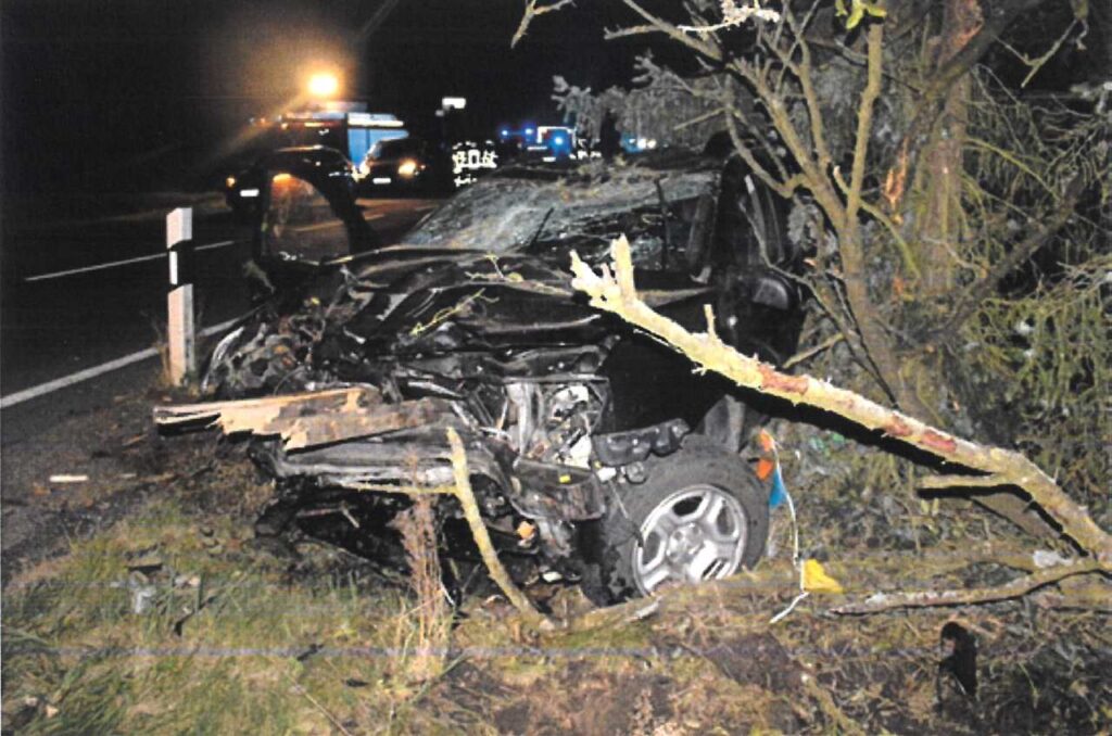 Der Dacia Duster wurde bei dem Unfall komplett zerstört. Foto: Polizei Minden-Lübbecke